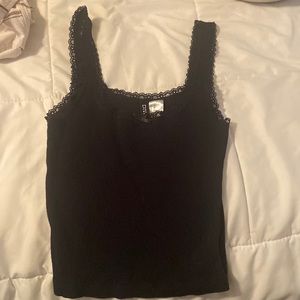 H&M: Divided Lace Top Size XS